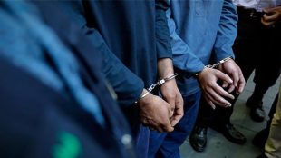 دستبند پلیس بر دستان ۳ خرده فروش موادمخدر در کوهدشت 