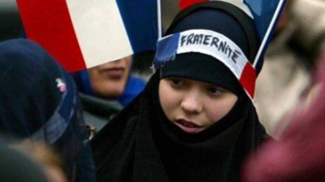 آزادی در فرانسه! پوشیدن چادر و عبا در مدارس ممنوع است